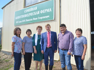 Поздравить с событием главу хозяйства и ее работников приехал министр сельского хозяйства Иркутской области Илья Сумароков. 